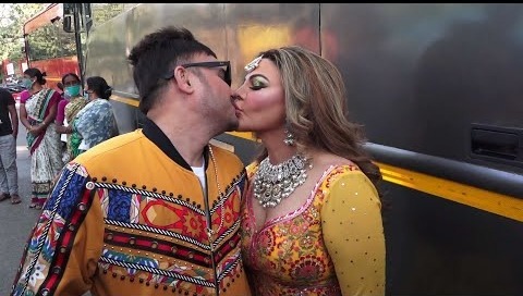 Bigg Boss 15- Rakhi Sawant kisses husband Ritesh infront of media